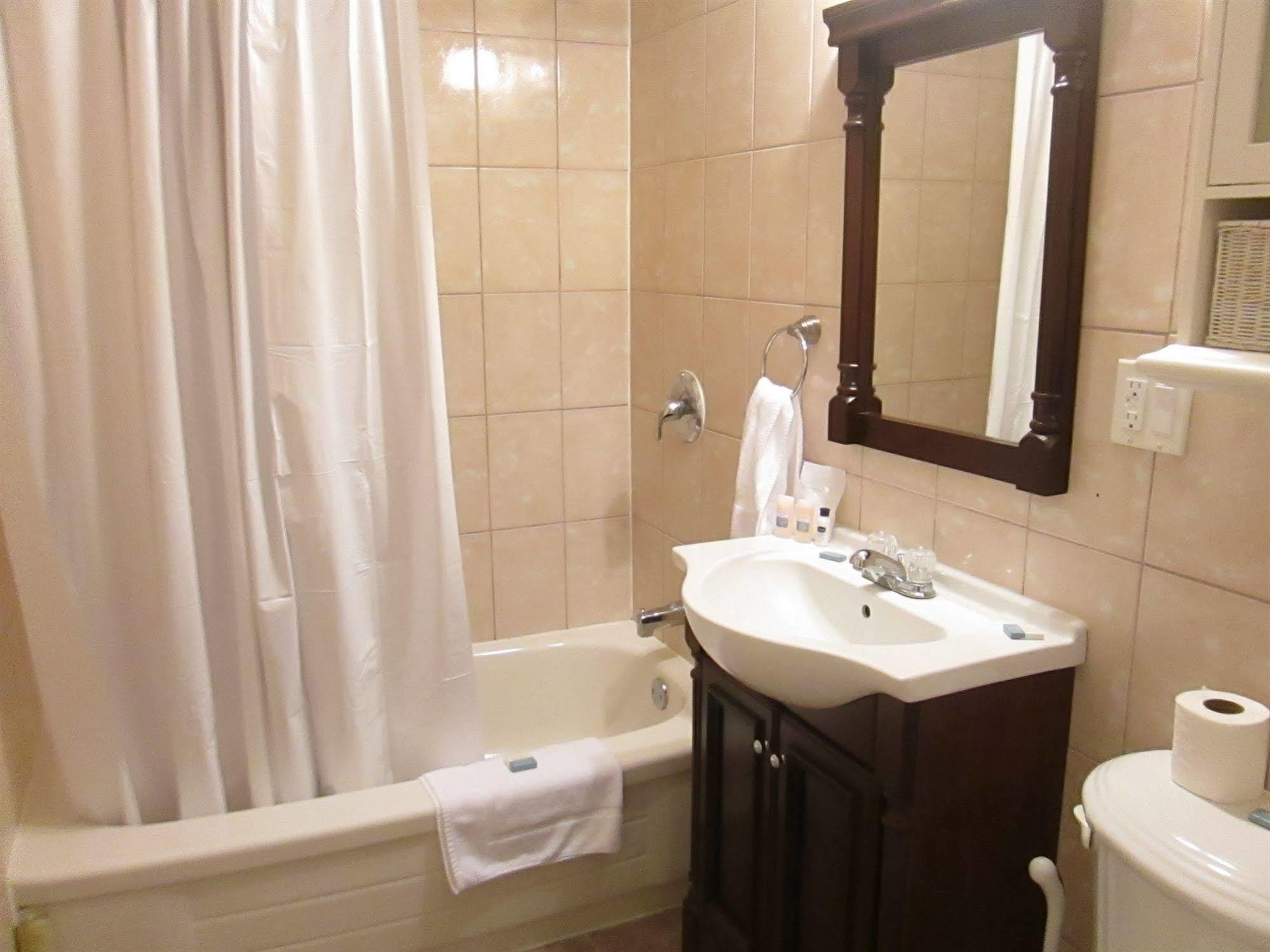 Bayside Inn & Waterfront Suites Kingston Bagian luar foto