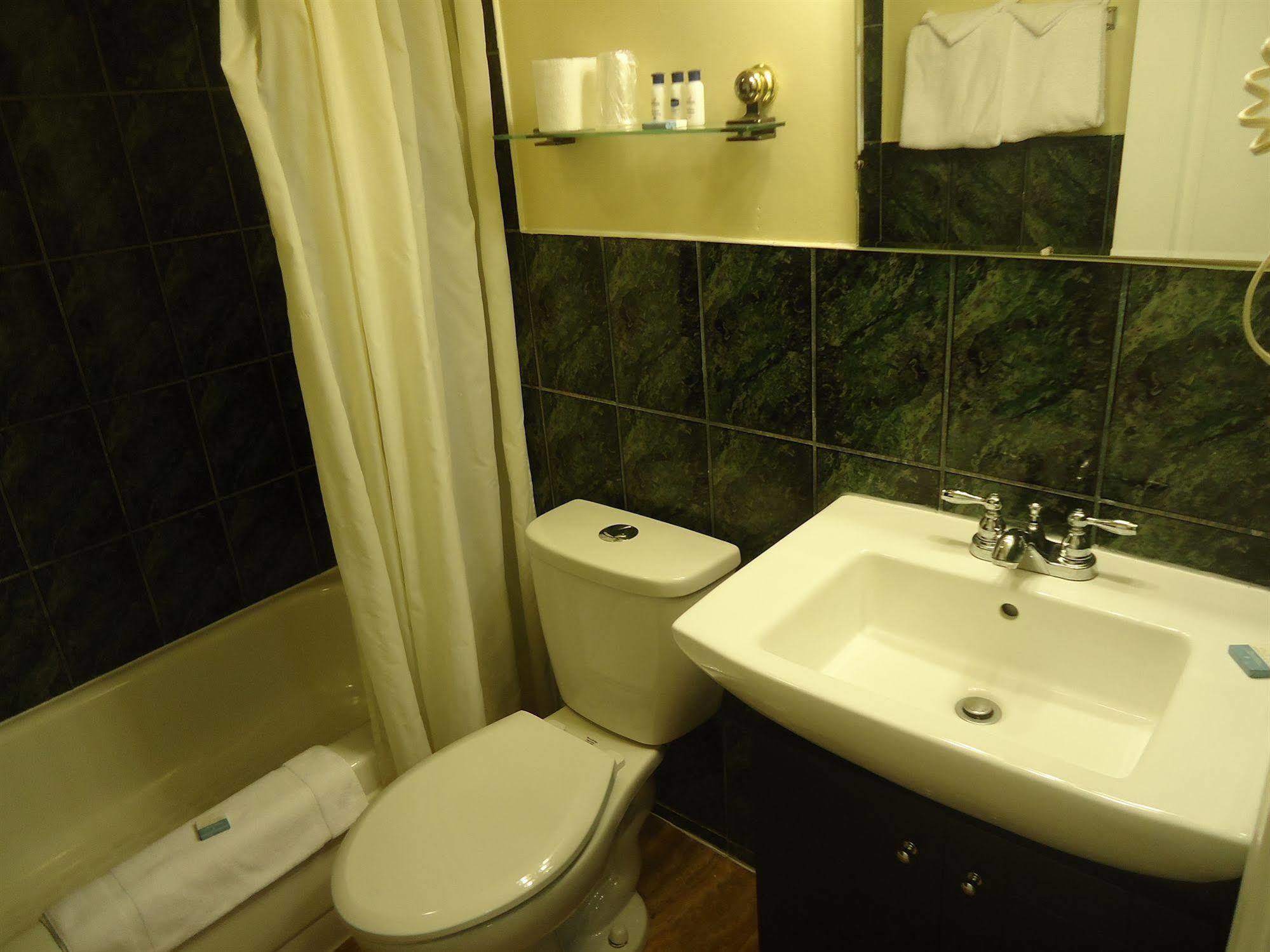 Bayside Inn & Waterfront Suites Kingston Bagian luar foto